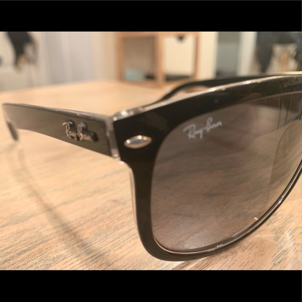 Ray-Ban Men or Women Black Sunglasses